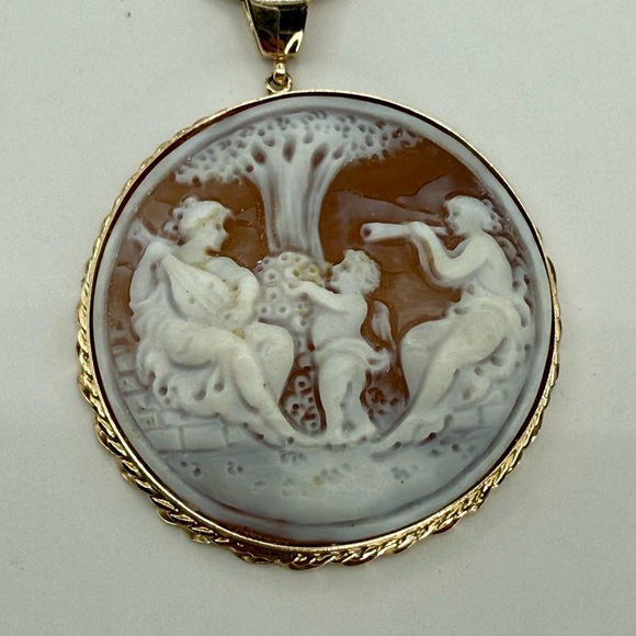 Vintage 14K Gold Shell Cameo Pendant Carole Mack Signed Cherub Giving Flowers - Picture 3 of 11